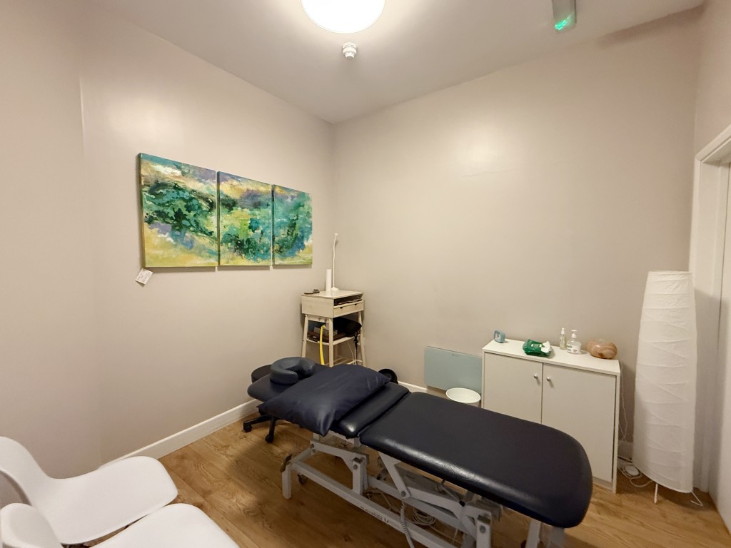 Lot: 55 - FREEHOLD TOWN CENTRE COMMERCIAL INVESTMENT - Front Therapy Room